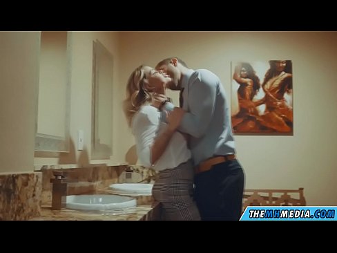 ❤️ Nalika pirang semok seduces sampeyan ing toilet umum ❤ Saru kualitas ing jv.assistentai.ru ❤